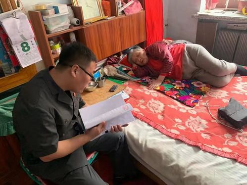 老人刷老年卡带孙子乘车被要求站着