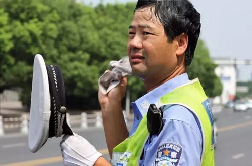 警服雨衣成丧事异象，有人借警察之名参与悼念，引发社会热议